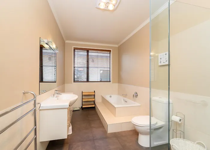 Beacon Point Lakeview Escape - Spacious - Stylish 別墅