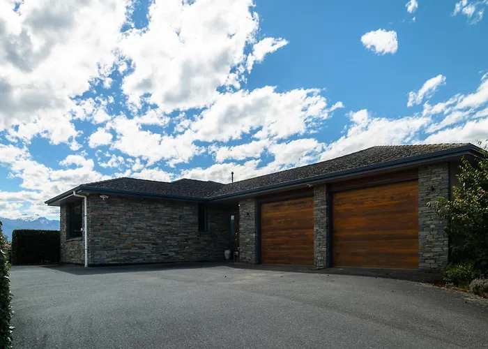 Beacon Point Lakeview Escape - Spacious - Stylish